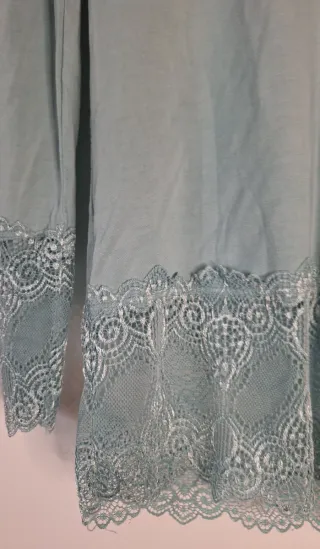 Camisola azul com renda