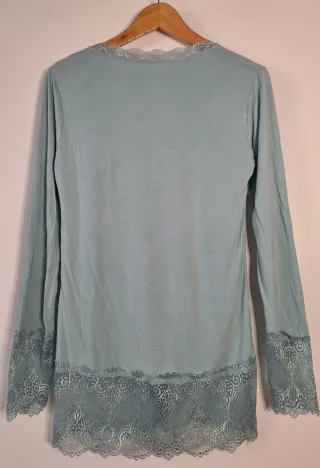 Camisola azul com renda