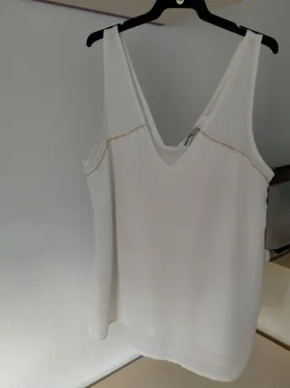 Blusa blanca con detalles dorados