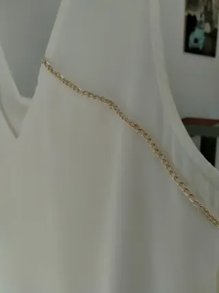 Blusa blanca con detalles dorados