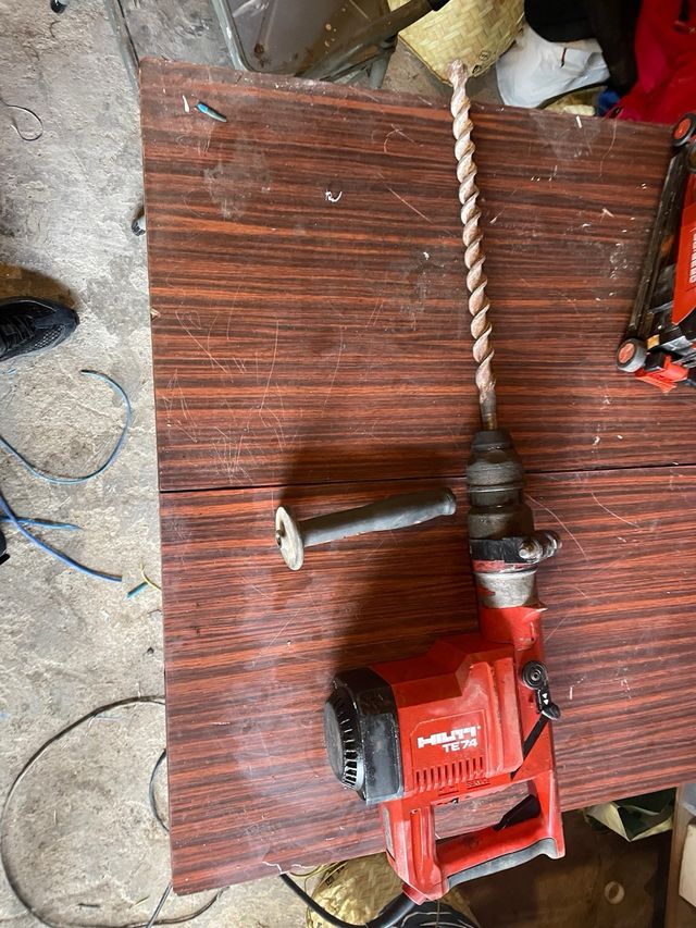 Martillo Hilti TE74 con broca