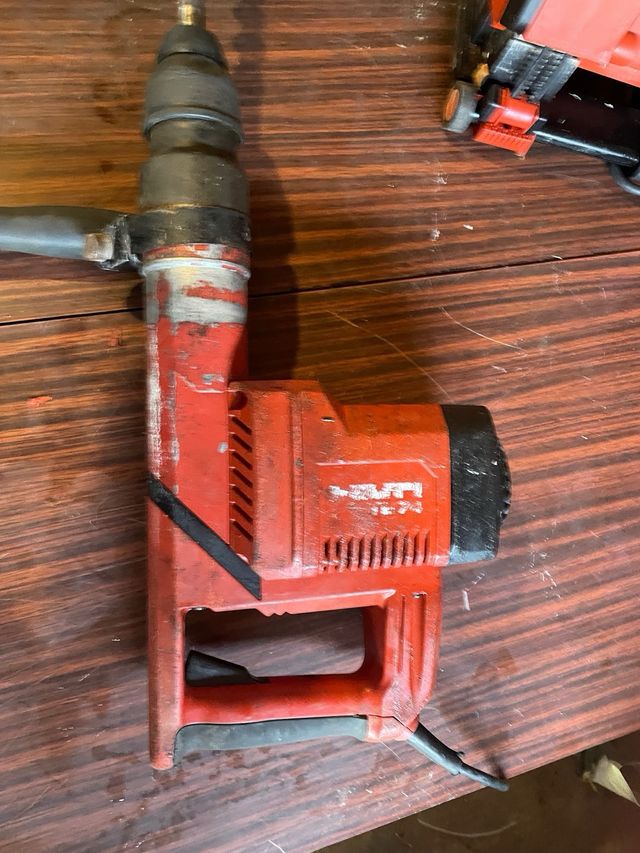 Martillo Hilti TE74 con broca
