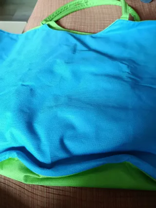 Bolso de playa azul y verde