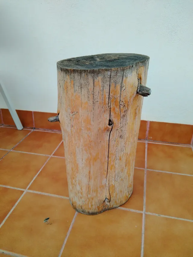 Tronco decorativo , barnizado se puede cortar.