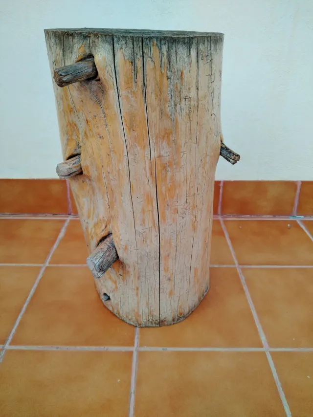 Tronco decorativo , barnizado se puede cortar.