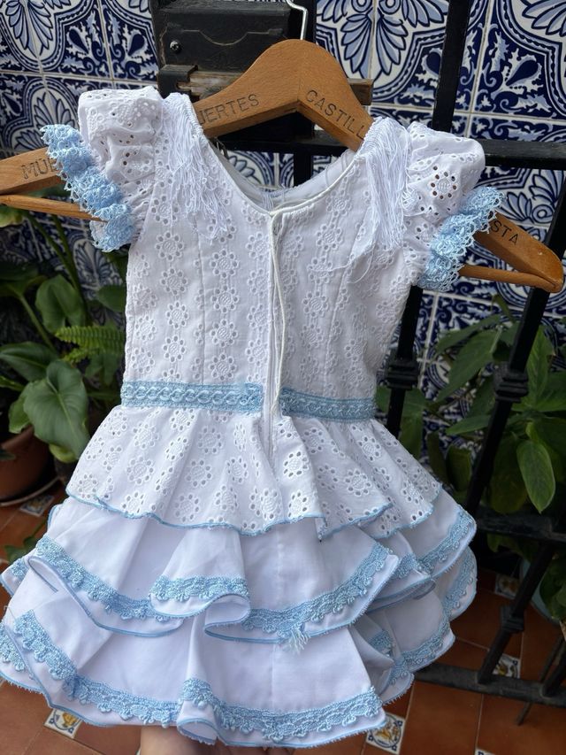Traje de flamenca blanco y azul