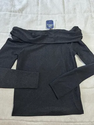 Top Negro Brillante Hombros Descubiertos