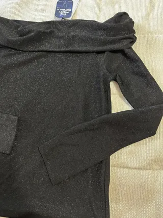 Top Negro Brillante Hombros Descubiertos