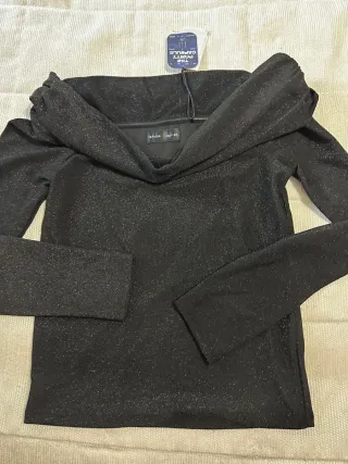 Top Negro Brillante Hombros Descubiertos