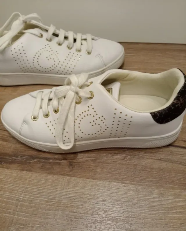 Zapatillas Guess Blancas con Detalles Dorados