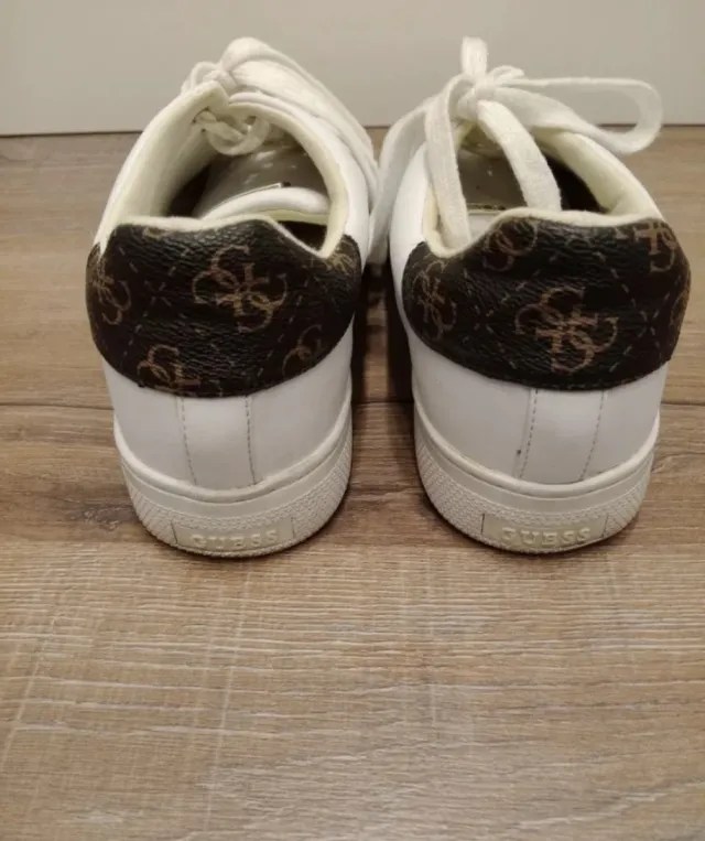 Zapatillas Guess Blancas con Detalles Dorados