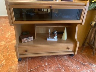 Mueble de madera con cristal
