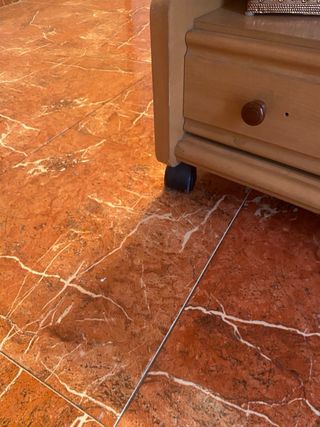 Mueble de madera con cristal