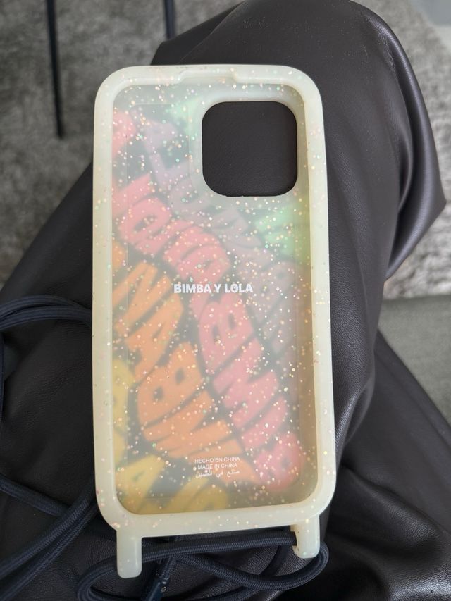 Funda iPhone 14 Pro Max con cordón bimba y Lola