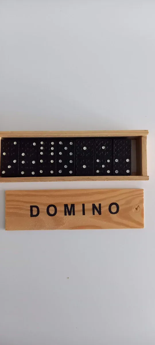 Juego de dominó sin estrenar