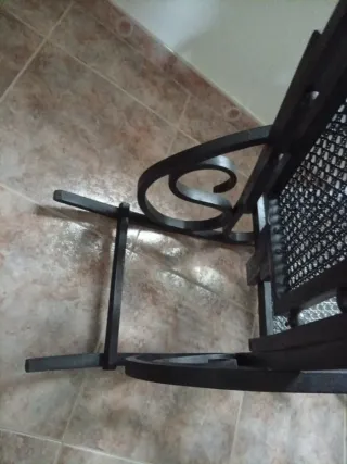 Mecedora de madera y ratán