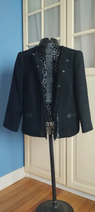 Chaqueta negra con detalles