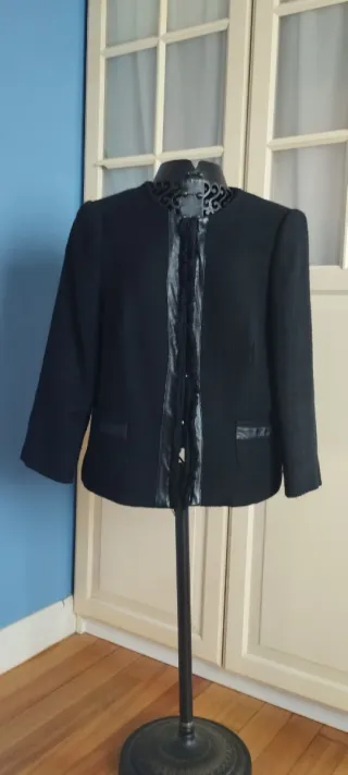 Chaqueta negra con detalles