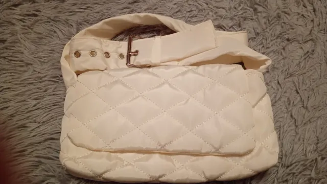 Bolso acolchado beige con hebilla