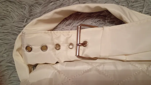 Bolso acolchado beige con hebilla