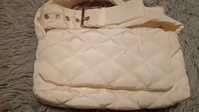 Bolso acolchado beige con hebilla