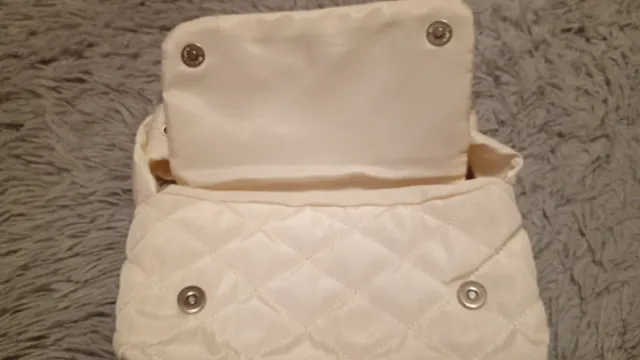 Bolso acolchado beige con hebilla