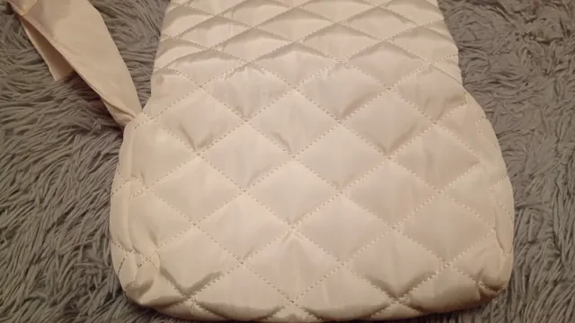 Bolso acolchado beige con hebilla