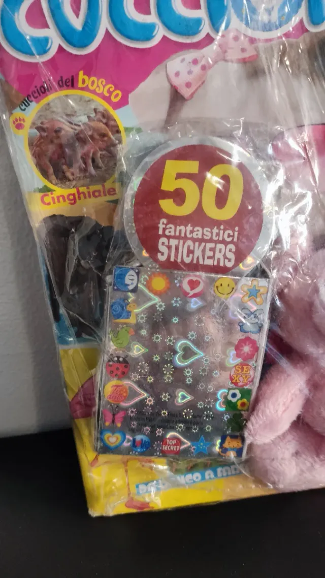 Magazine, 50 stickers e peluche