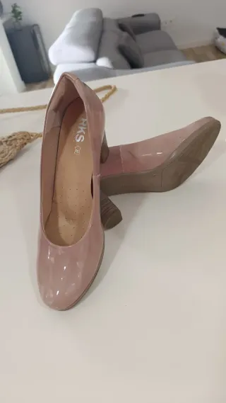 Zapatos de tacón rosa de piel