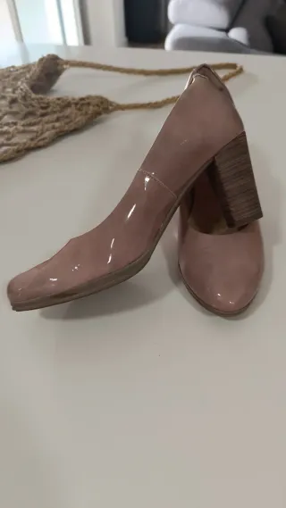 Zapatos de tacón rosa de piel