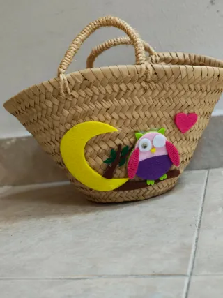 Canasta de yute para niña con adornos
