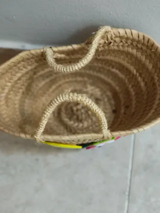 Canasta de yute para niña con adornos