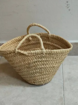 Canasta de yute para niña con adornos