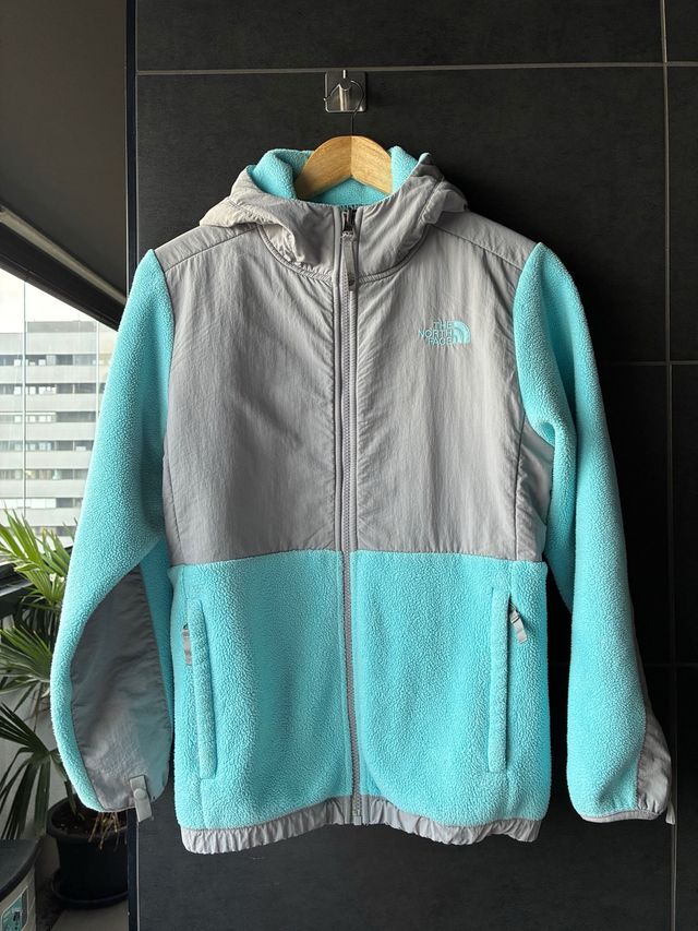 Chaqueta The North Face polar gris y turquesa