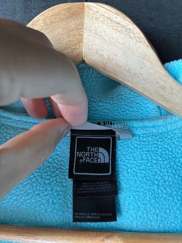 Chaqueta The North Face polar gris y turquesa