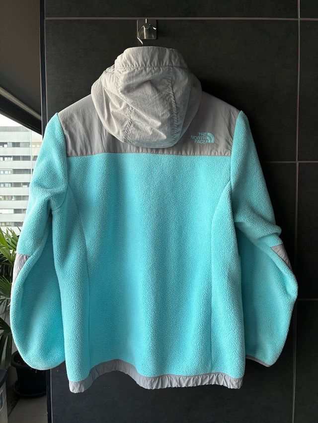 Chaqueta The North Face polar gris y turquesa