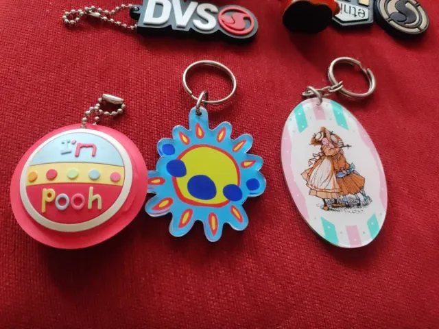 Llaveros variados: DVS, Pooh, Kenny, etc.