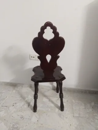Silla de madera antigua decorativa