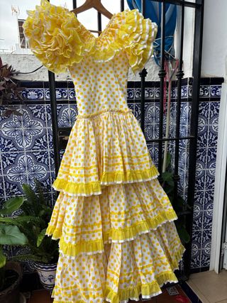 Traje de flamenca blanco y amarillo