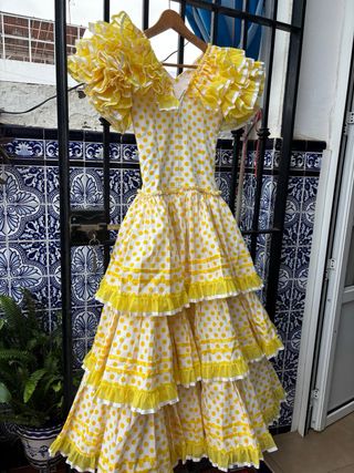 Traje de flamenca blanco y amarillo