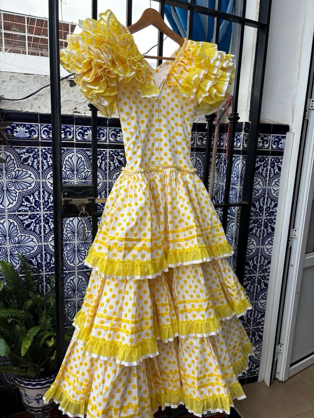 Traje de flamenca blanco y amarillo