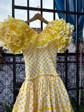 Traje de flamenca blanco y amarillo