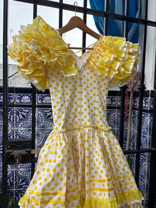Traje de flamenca blanco y amarillo