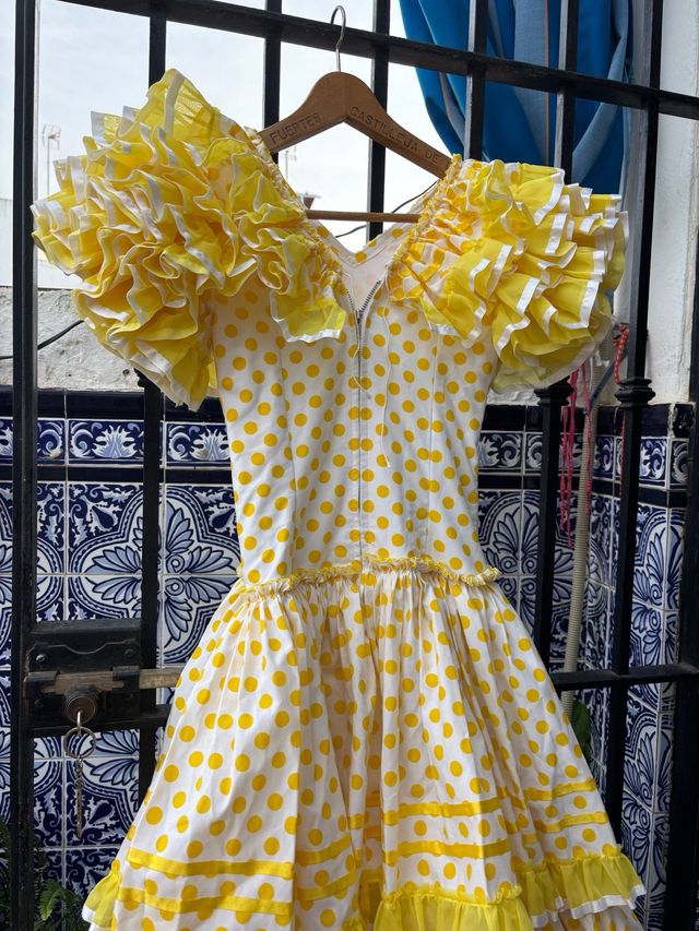 Traje de flamenca blanco y amarillo