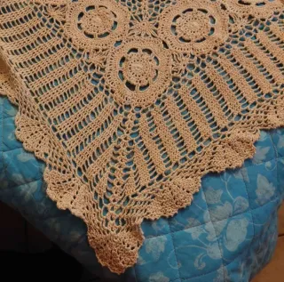 Coperta uncinetto beige fatta a mano