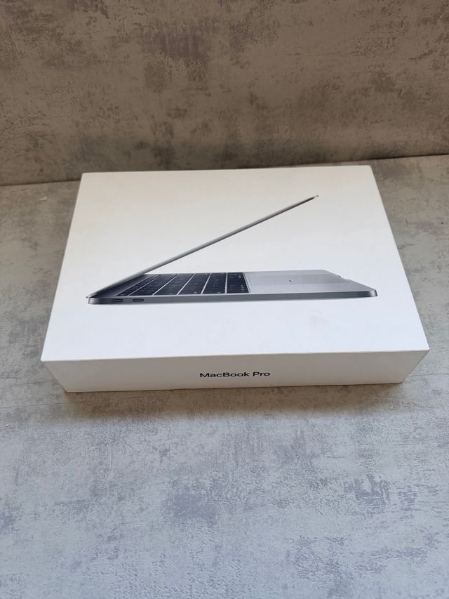 MacBook Pro 13" (2017) i5 2.3GHz / 8GB RAM / 256GB