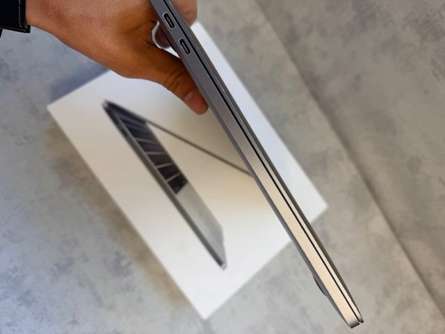 MacBook Pro 13" (2017) i5 2.3GHz / 8GB RAM / 256GB