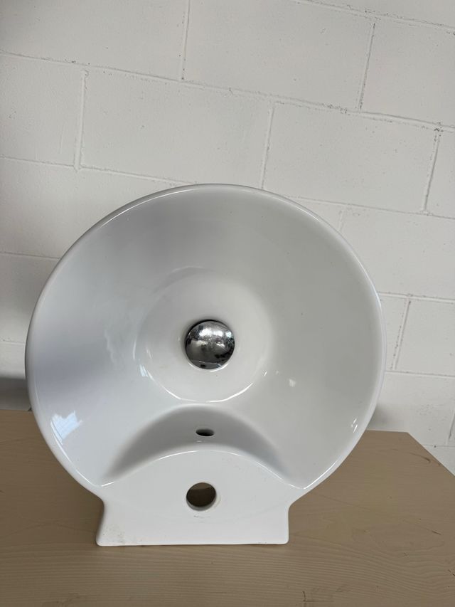 Lavamanos de porcelana con grifo cromado