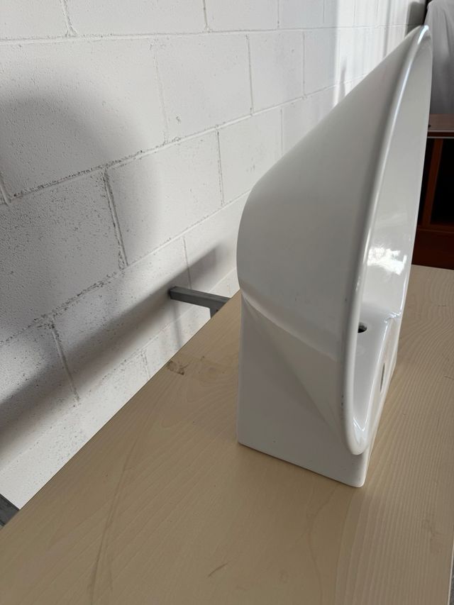 Lavamanos de porcelana con grifo cromado