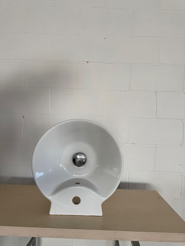 Lavamanos de porcelana con grifo cromado